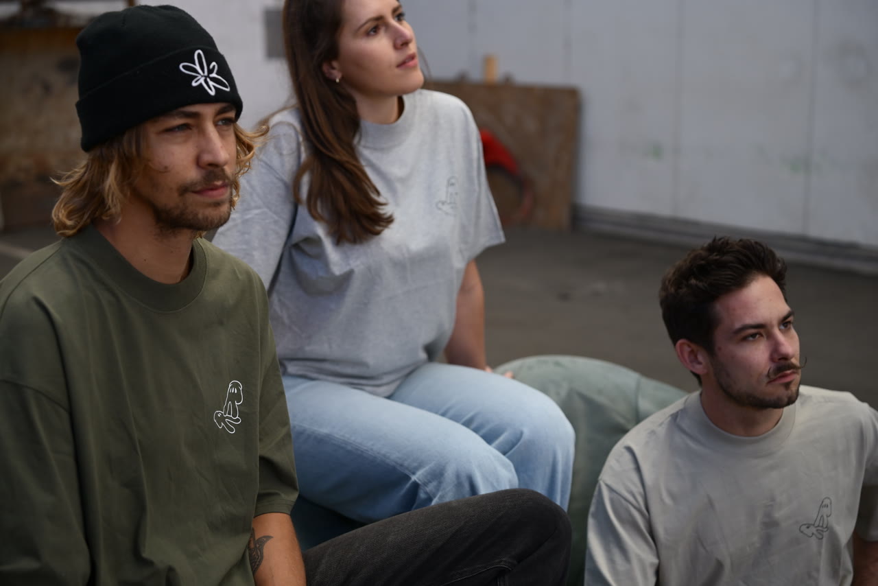 Detailansicht der Alprec Shirts in Olive, Heather Grey und Sand.